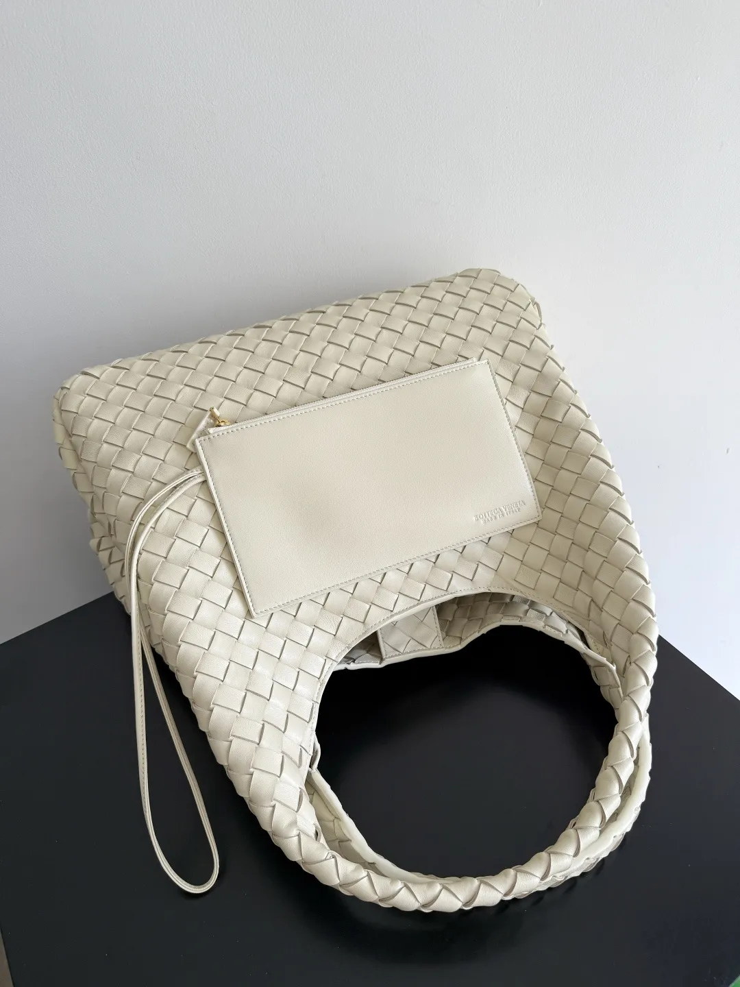 Batch 2760 new products are coming! BOTTEGA VENETA Bottega Veneta's 2025 new Campana shoulder bag is on the market~ First of all, I would like to praise the weight of this bag. As a not too small bag, it is very light for daily use. For people like me who need to carry a lot of belongings when going out, this advantage is great, and it greatly reduces the burden of traveling. 🛍️The shape is a bit like a combination of parachute and jodie. The blunt triangle shape is cute and honest. Carrying it on your back when going shopping is a good mood accelerator. The handles and body of the bag are both classic weaves. A tie is added to the original open design. If it is not tied up, the bag will look like a small vegetable basket when carried. Style number: 844250 Size: 39*24*18.5cm